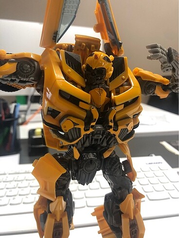 TRANSFORMERS BUMBLEBEE LEADER CLASS