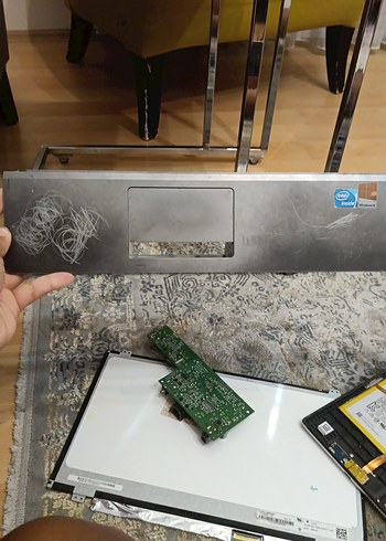 Gri Laptop Parçası