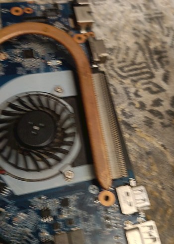 Mavi Anakart ve Soğutucu Fanlı Bilgisayar Parçası - Görsel 5