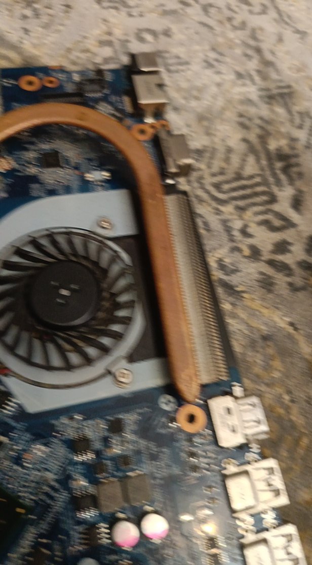 Mavi Anakart ve Soğutucu Fanlı Bilgisayar Parçası - Görsel 5