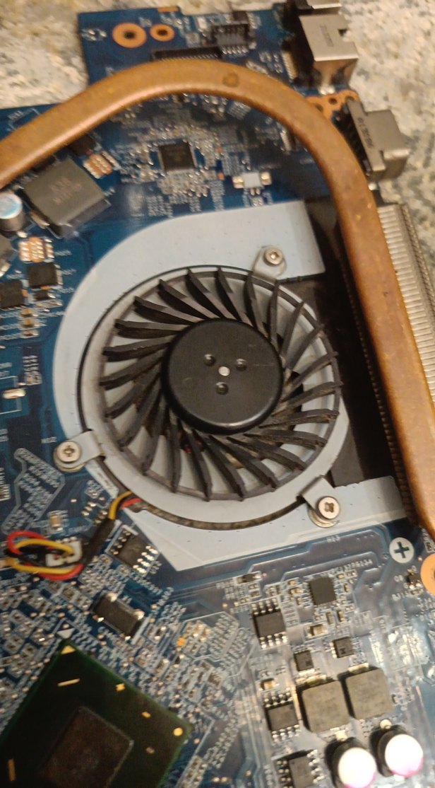 Mavi Anakart ve Soğutucu Fanlı Bilgisayar Parçası - Görsel 3