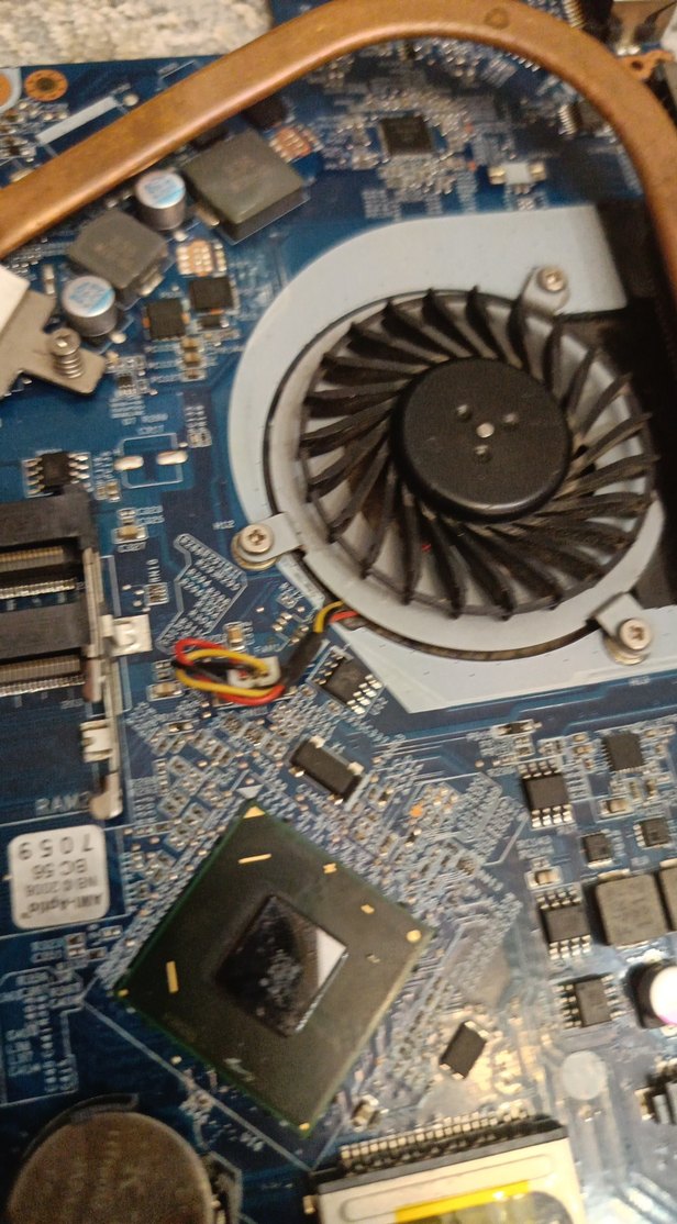 Mavi Anakart ve Soğutucu Fanlı Bilgisayar Parçası - Görsel 4