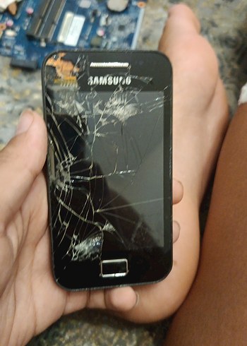 Kırık Ekranlı Siyah Samsung Android Telefon bataryasız