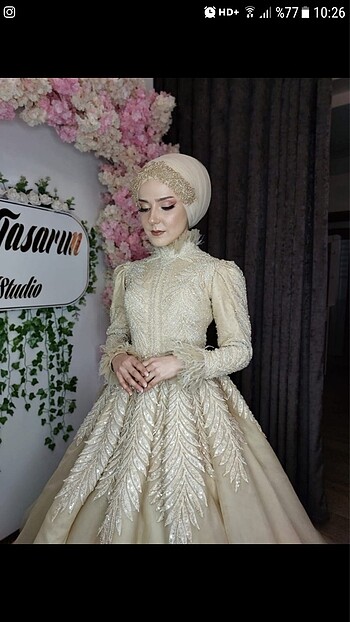 Betül Taşkoyan dan nişan kıyafeti