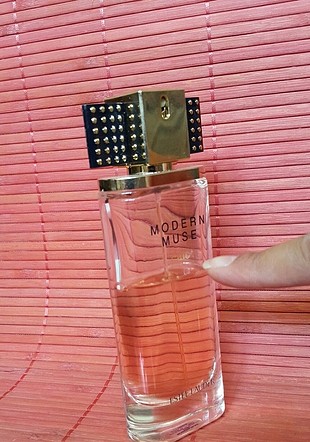 universal Beden esteee lauder modern muse chic orijinal parfum