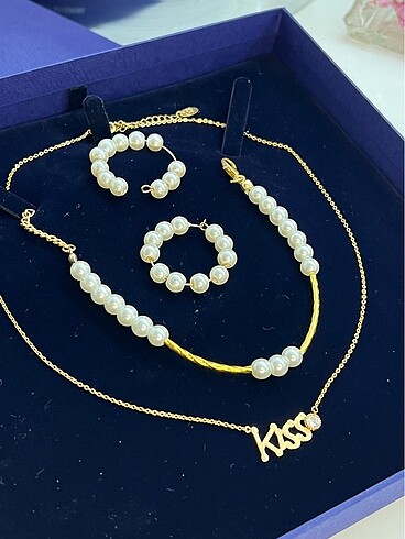Beden İNCİ KOLYE SET kiss kolye küpe