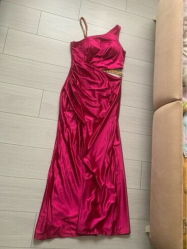 Pembe saten elbise