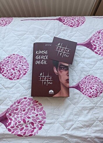 Kimse Gerçek Değil-ciltli ve kutulu