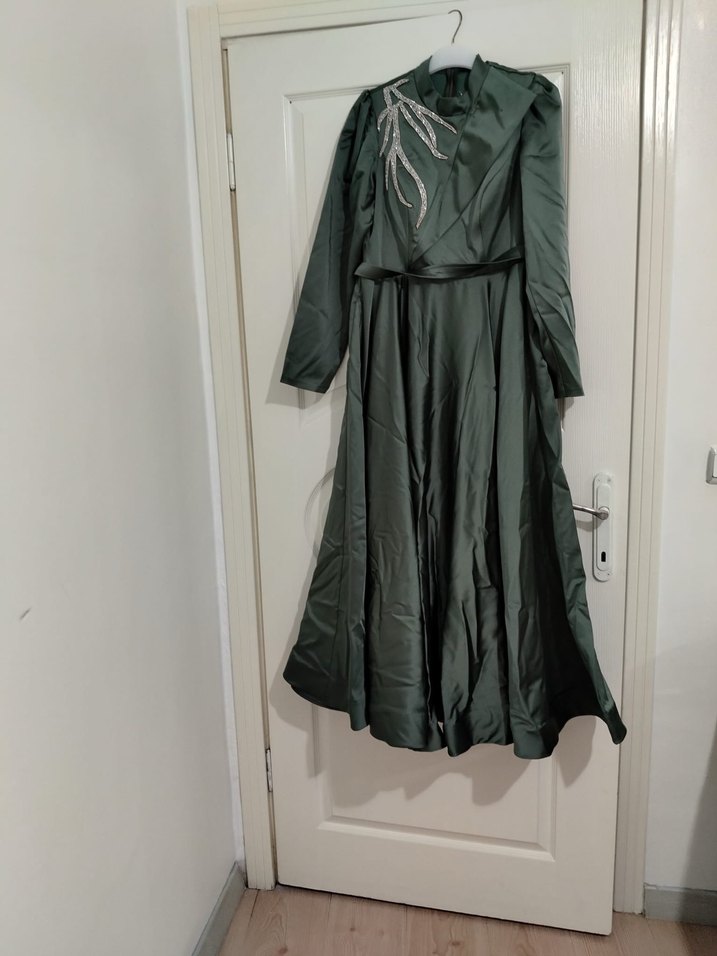 Yeşil İşlemeli Uzun Kollu Uzun Elbise - Görsel 2