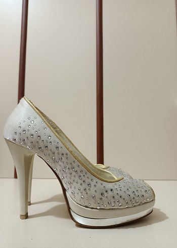 Beyaz Şık İşlemeli Stiletto Gelin Ayakkabısı
