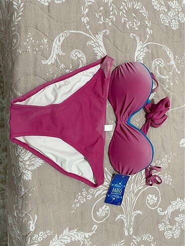 Etiketli bikini takımı