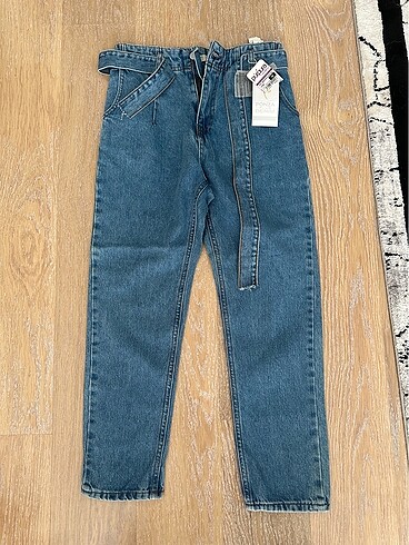 Etiketli kemerli jean pantolon