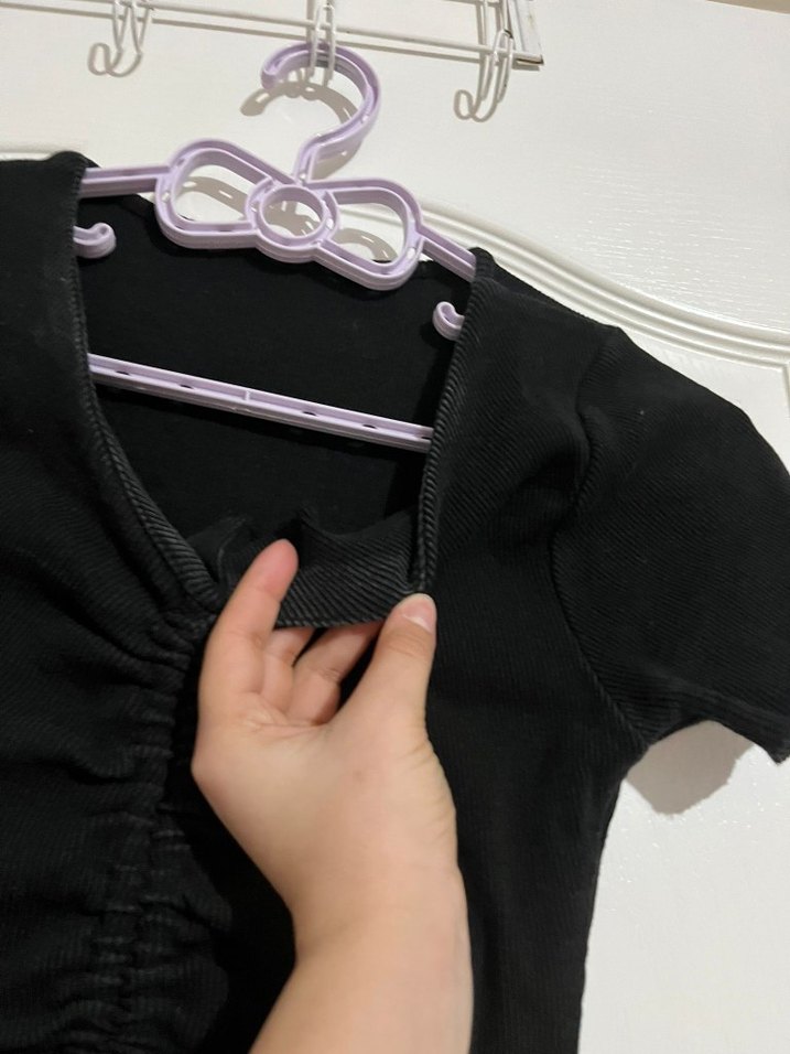 Siyah V Yaka büzgülü Crop Top - Görsel 3