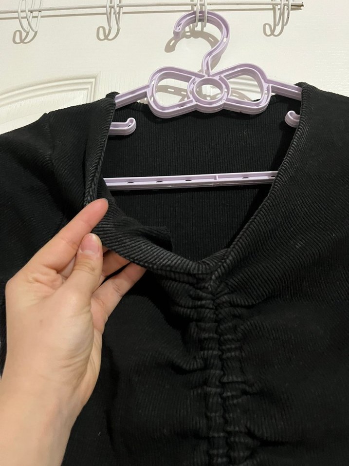 Siyah V Yaka büzgülü Crop Top - Görsel 2