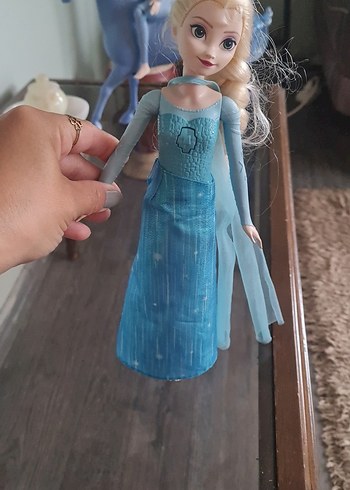 Mavi Pastel Renkli Bebek elsa sarki soyluyor