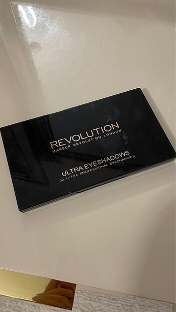 Revolution Revolution far paleti
