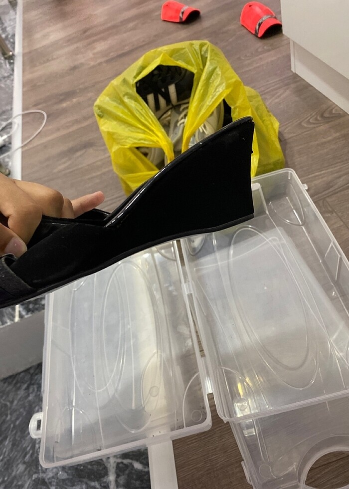 Siyah topuklu terlik - Görsel 3