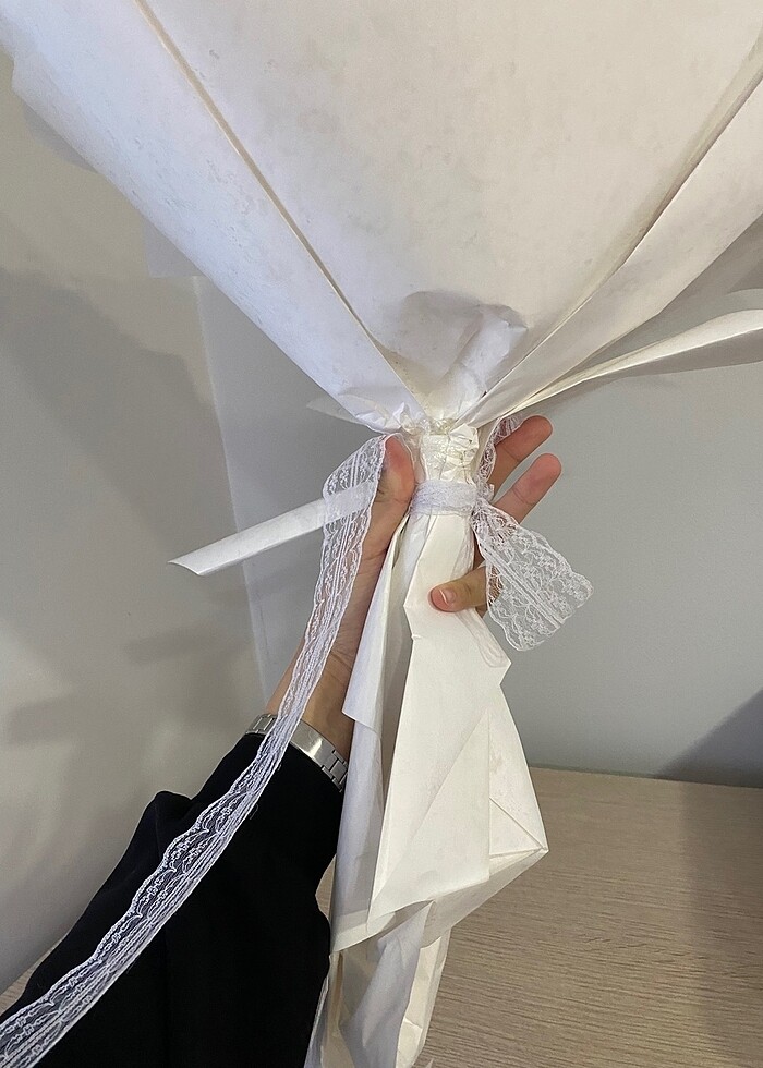 İsteme çiçeği ve çikolata kutusu - Görsel 2