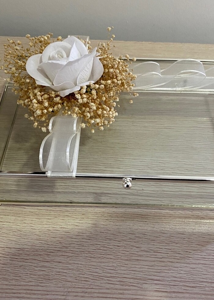 İsteme çiçeği ve çikolata kutusu - Görsel 3