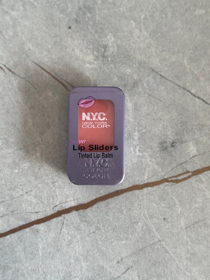 N.Y.C. Lip Sliders Tonlu Dudak Balmı Gri - Görsel 3