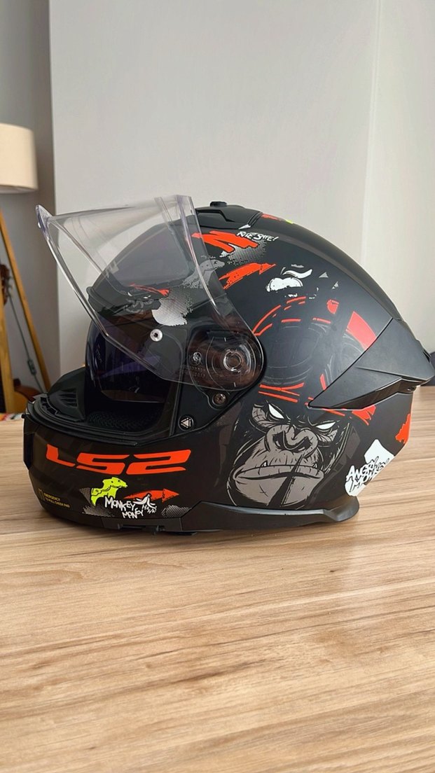 LS2 marka Siyah Baskılı Rock Punk Motosiklet Kaskı - Görsel 2