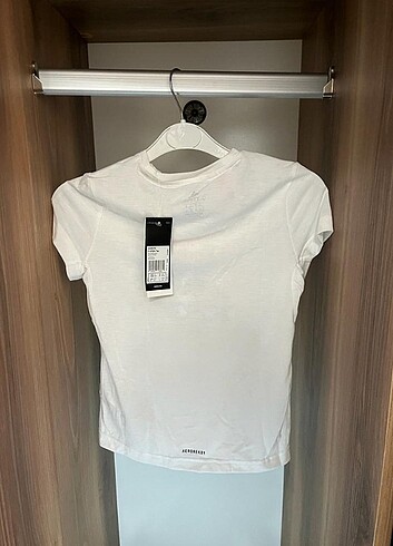Adidas Adidas tshirt orijinal etiketi üzerinde