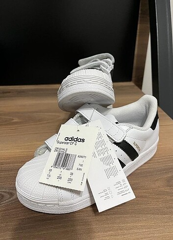 Adidas superstar cf C orijinal etiketi üzerinde 