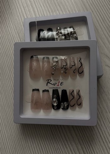 Bej ve Siyah Tasarımlı Tırnak Süslemeleri - Görsel 4