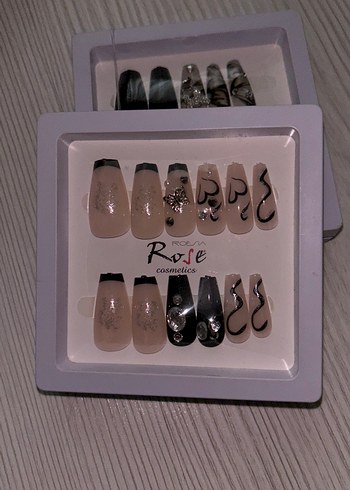 Bej ve Siyah Tasarımlı Tırnak Süslemeleri - Görsel 2