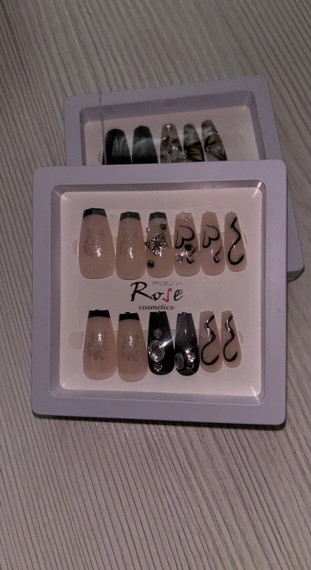 Bej ve Siyah Tasarımlı Tırnak Süslemeleri - Görsel 2