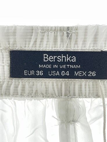 36 Beden beyaz Renk Bershka Düz Kesim %70 İndirimli.