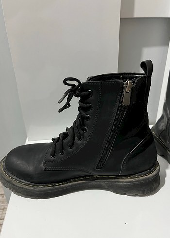 Siyah Bağcıklı Kadın Bot - Görsel 4