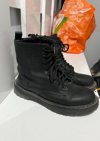 Siyah Bağcıklı Kadın Bot - Görsel 2