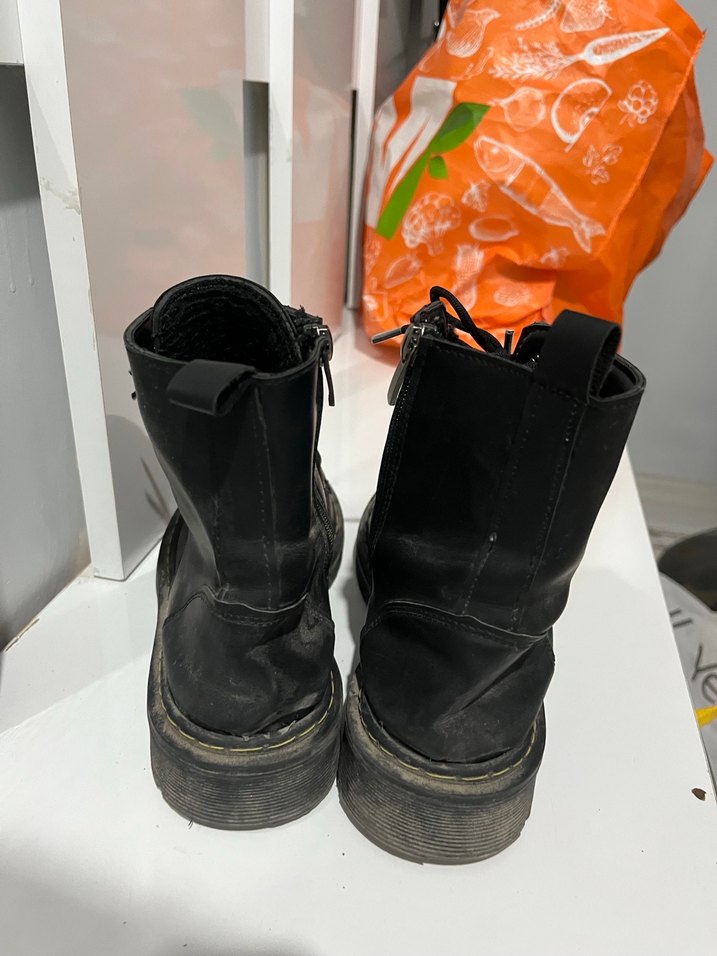 Siyah Bağcıklı Kadın Bot - Görsel 3