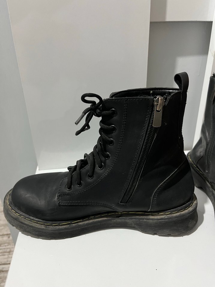 Siyah Bağcıklı Kadın Bot - Görsel 4