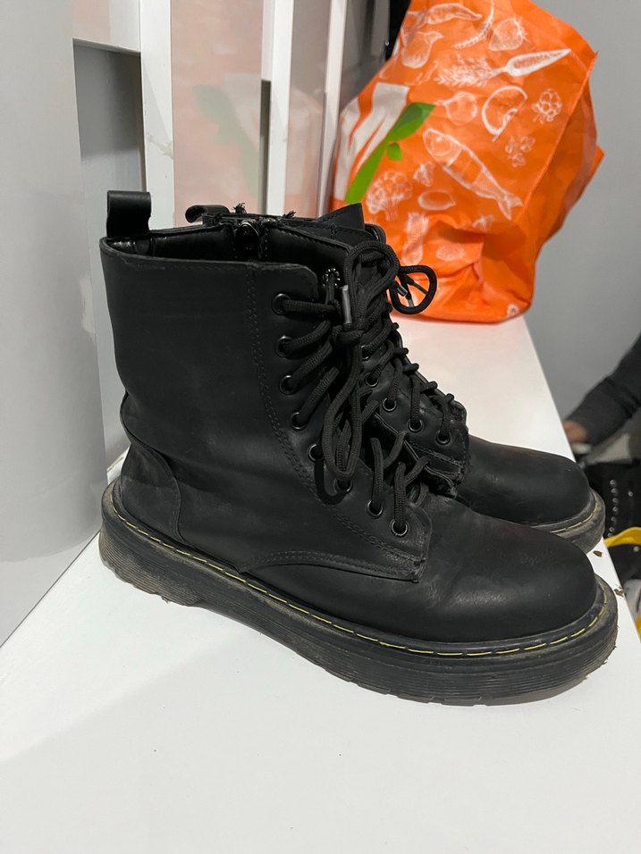 Siyah Bağcıklı Kadın Bot - Görsel 2