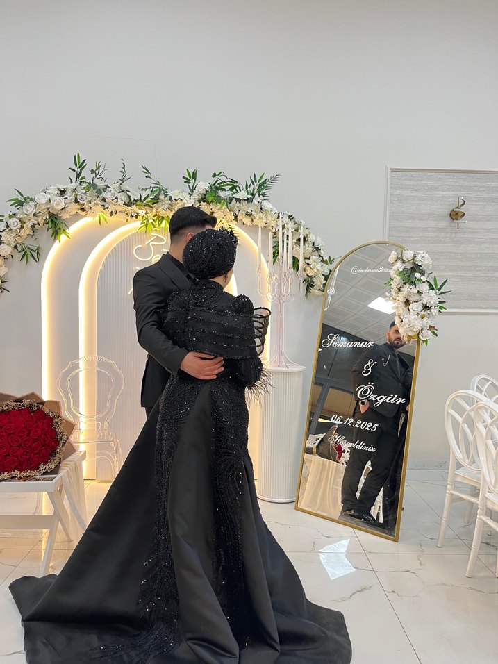 Uzun Siyah Gotik Dökümlü Abiye Elbise - Görsel 2