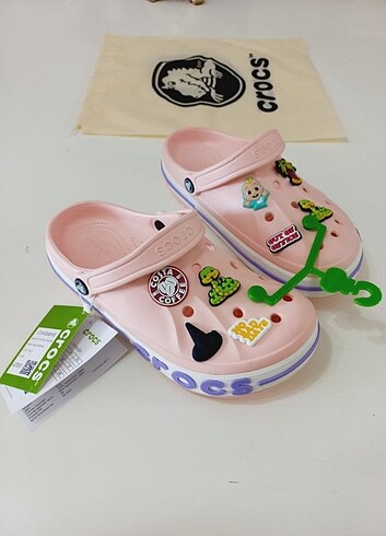 Crocs terlik sandalet süsleriyle beraber 