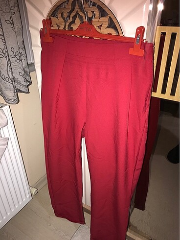 Kırmızı ve pudra pembe kumaş pantolonlar
