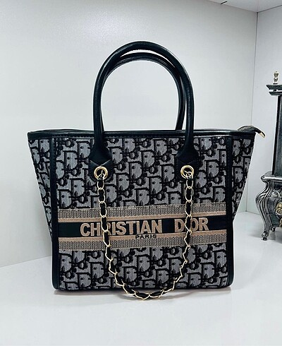 Dior model