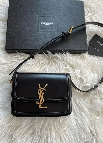 Yves saint laurent çanta ambalajında etiketli 