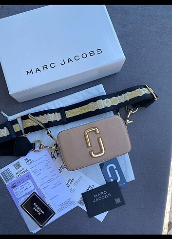 Marc jacobs çanta ambalajında etiketli 