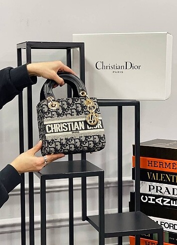 Christian dior çanta ambalajında etiketli sıfır