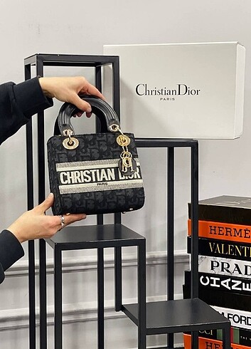 Christian dior çanta ambalajında etiketli sıfır