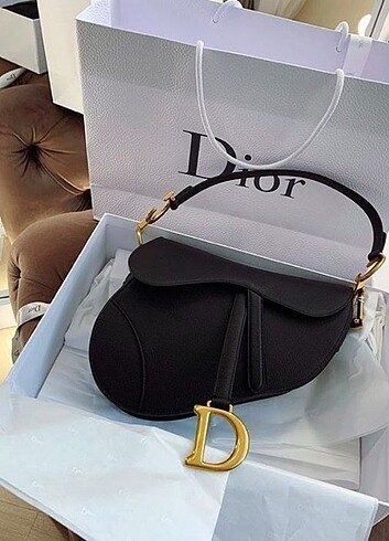 Christian dior çanta ambalajında etiketli 