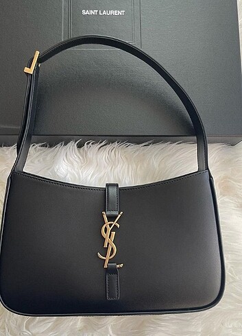 Yves saint laurent çanta ambalajında etiketli sıfır ürün