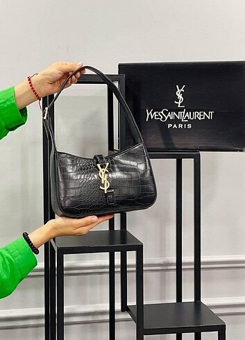 Yves saint laurent çanta ambalajında etiketli sıfır ürün