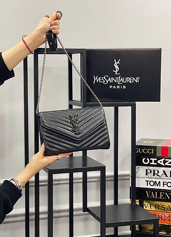 Yves saint laurent çanta ambalajında etiketli sıfır ürün