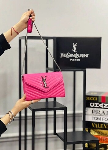 Yves saint laurent çanta ambalajında etiketli sıfır ürün