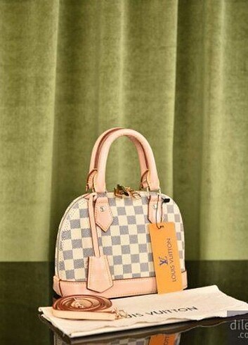 Louis Vuitton çanta ambalajında etiketli sıfır ürün